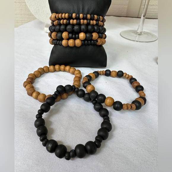 Set of 8 stretch style wooden bead bracelets - Picture 3 of 6